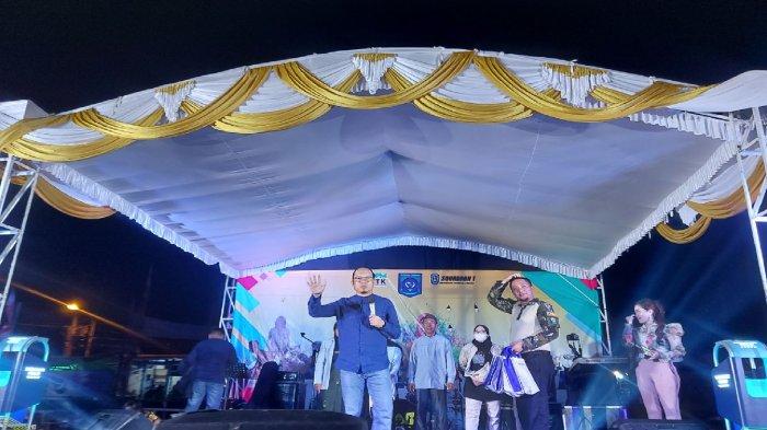 Ribuan warga memadati di lapangan bola Kelurahan Dul, Kecamatan Pangkalanbaru, Kabupaten Bangka Tengah, Jumat (11/11/2022) malam. Mereka begitu antusias mengikuti kegiatan Ngopi Bareng Bupati Bangka Tengah.