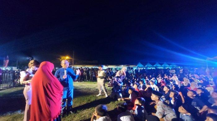 Ribuan warga memadati di lapangan bola Kelurahan Dul, Kecamatan Pangkalanbaru, Kabupaten Bangka Tengah, Jumat (11/11/2022) malam. Mereka begitu antusias mengikuti kegiatan Ngopi Bareng Bupati Bangka Tengah.