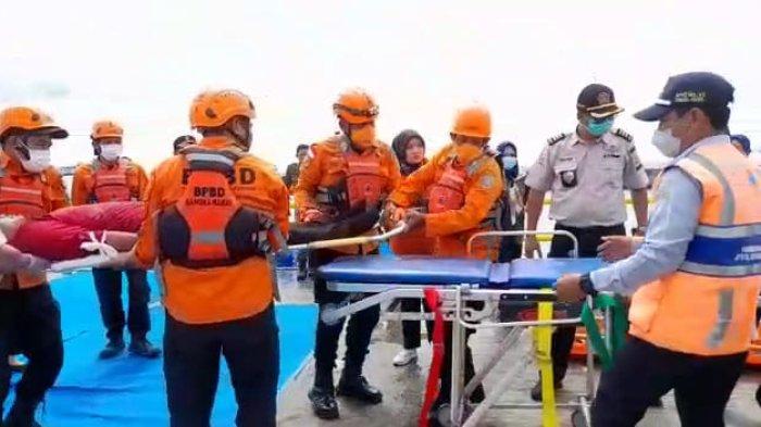 Tim Gabungan SAR gelar simulasi tanggap darurat kecelakaan laut, di Pelabuhan Tanjungkalian, Kecamatan Muntok, Kabupaten Bangka Barat, Provinsi Kepulauan Bangka Belitung, Rabu (16/11/2022).