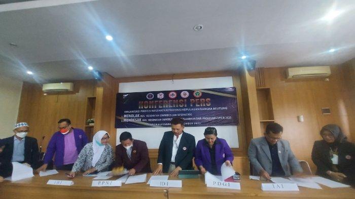 Penandatangan komintmen lima organisasi profesi kesehatan terhadap penolakan RUU Omnibuslaw Kesehatan. Lima organisasi yakni Ikatan Dokter Indonesia (IDI), Ikatan Bidan Indonesia (IBI), Persatuan Perawat Nasional Indonesia (PPNI), Persatuan Dokter Gigi Indonesia (PDGI), dan Ikatan Apoteker Indonesia (IAI) dalam konferensi pers yang berlangsung di Rumah Sakit Bakti Timah pada Kamis (17/11/2022) sore.