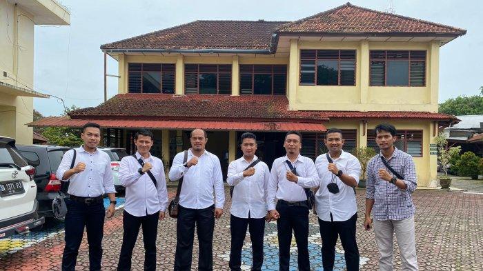 Anggota Polres Pangkalpinang foto bersama usai menghadiri sidang praperadilan di Pengadilan Negeri Pangkalpinang, Selasa (22/21/2022).