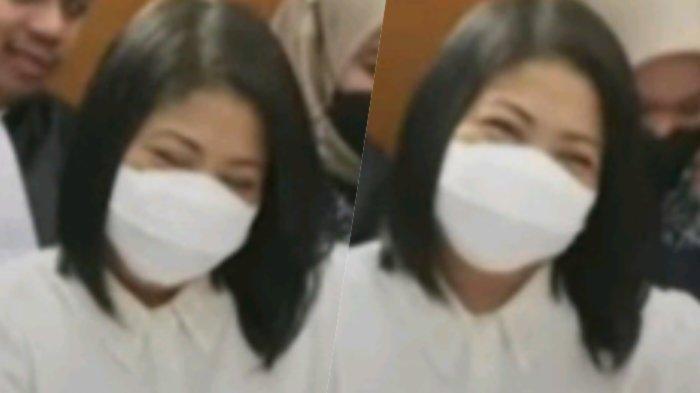 Putri Candrawathi tertawa di persidangan saat hakim bertanya pada Deden apakah tidak disuapi kue saat perayaan ulang tahun di Magelang.