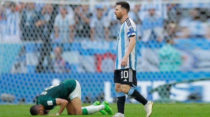 Striker timnas Argentina Lionel Messi tampak lesu dan pemain timnas Arab Saudi sujud syukur setelah pertandingan Grup C Piala Dunia 2022 Qatar di Stadion Lusail, Lusail, utara Doha, Selasa (22/11/2022)