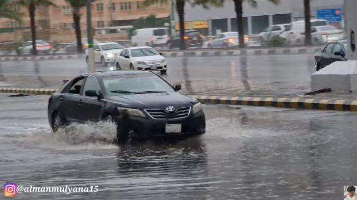 Hujan lebat dan membuat banjir di Kota Makkah Arab Saudi.