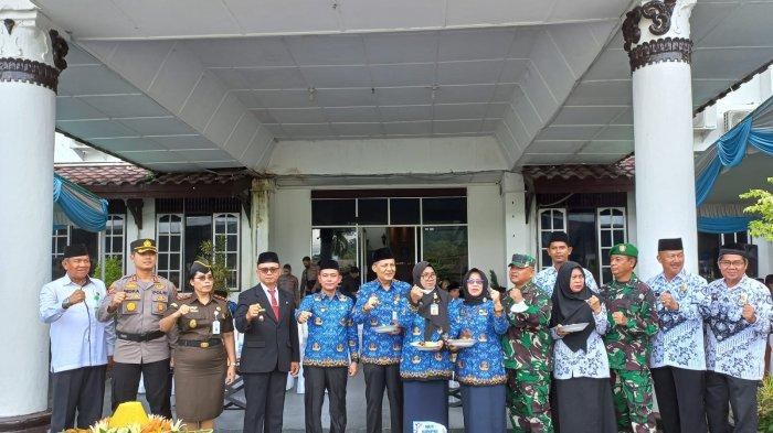 Bupati Bangka Mulkan memimpin Upacara Bendera HUT ke-51 Korpri, HUT ke-77 PGRI dan Hari Guru Nasional (HGN) Tahun 2022 di halaman Kantor Bupati Bangka, Senin (28/11/2022).