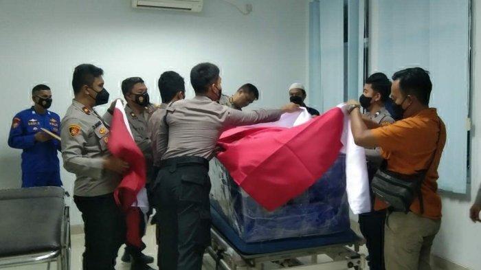 Dua jenazah kru helikopter NBO105/P-1103 yang jatuh di perairan Belitung Timur, disemayamkan sementara di ruang pemulasaraan jenazah RSUD Marsidi Judono Tanjungpandan pada Selasa (29/11/2022) malam