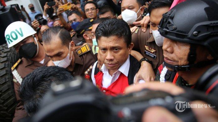Tersangka kasus pembunuhan berencana Brigadir J atau Brigadir Nofriansyah Yosua Hutabarat, Ferdy Sambo dibawa petugas keluar Gedung Jampidum Kejaksaan Agung RI, Jakarta Selatan, Rabu (5/10/2022). Ferdy Sambo keluar dengan mengenakan rompi merah tahanan Kejagung. Sejumlah anggota Brimob Polri berbaju loreng dan bersenjata lengkap melakukan penjagaan secara ketat. TRIBUNNEWS/JEPRIMA