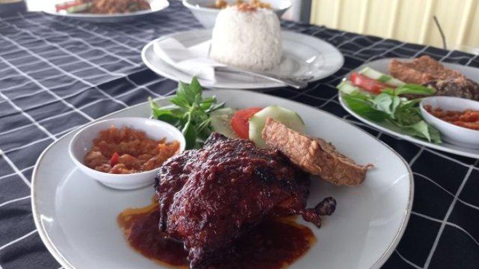 Menu makanan homemade di Warung Makmok di Jalan Balai Kota Pangkalpinang atau tepat sebelah Bakso Abi Barokah.
