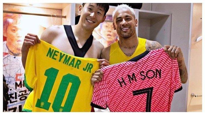 Pemain Timnas Korea Selatan, Son Heung-min berfoto dan bertukar jersey dengan pemain Timnas Brasil, Neymar. Neymar mencuri perhatian kala Brasil melakoni FIFA Matchday melawan Korea Selatan, Kamis (2/6/2022). Simak prediksi skor Brasil vs Korea Selatan, Head to Head, Line Up dan Profil Timnasnya di Piala Dunia 2022