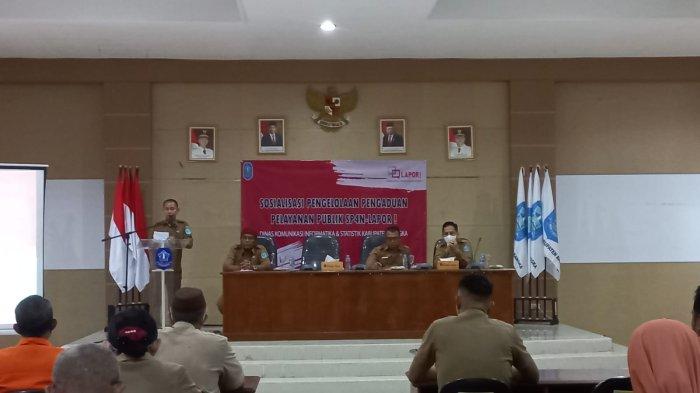 Bupati Bangka Mulkan membuka kegiatan Sosialisasi Pengelolaan Pengaduan Pelayanan Publik SP4N-Lapor yang dilaksanakan Dinas Komunikasi Informatika dan Statistik (Diskominfotik) Kabupaten Bangka di OR Bangka Setara Kantor Bupati Bangka, Selasa (06/12/2022).
