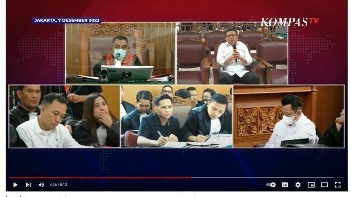 Tertangkap momen terdakwa pembunuhan Brigadir J, Bharada E alias Richard Eliezer geleng-geleng kepala mendengar kesaksian yang diungkapkan mantan atasannya, Ferdy Sambo di Pengadilan Negeri Jakarta Selatan, Rabu (7/12/2022).