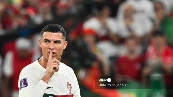 Penyerang Portugal #07 Cristiano Ronaldo memberi isyarat selama pertandingan sepak bola Grup H Piala Dunia Qatar 2022 antara Korea Selatan dan Portugal di Stadion Education City di Al-Rayyan, barat Doha pada 2 Desember 2022.