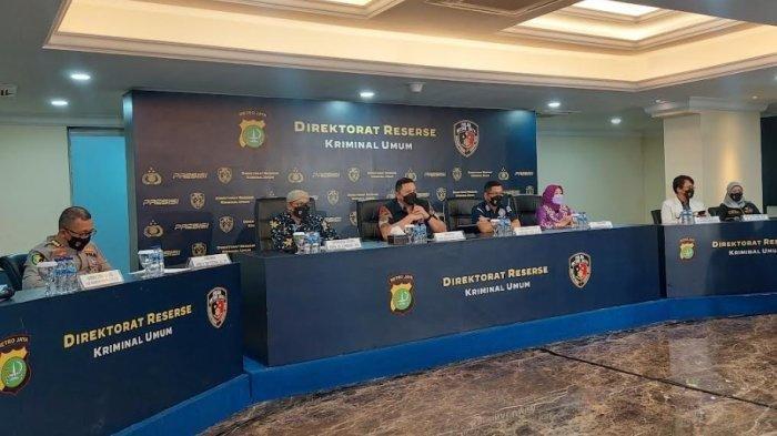 Ditreskrimum Polda Metro Jaya bersama sejumlah ahli menyampaikan rilis akhir terkait kasus tewasnya satu keluarga di Kalideres, Jakarta Barat.