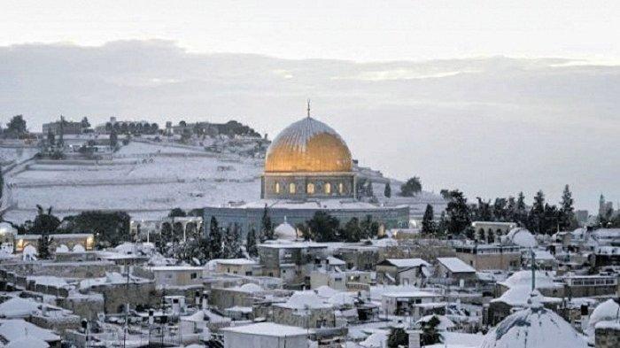 Kompleks Masjid Al-Aqsha di Yerusalem, Palestina, diselimuti salju, Kamis (27/1/2022)