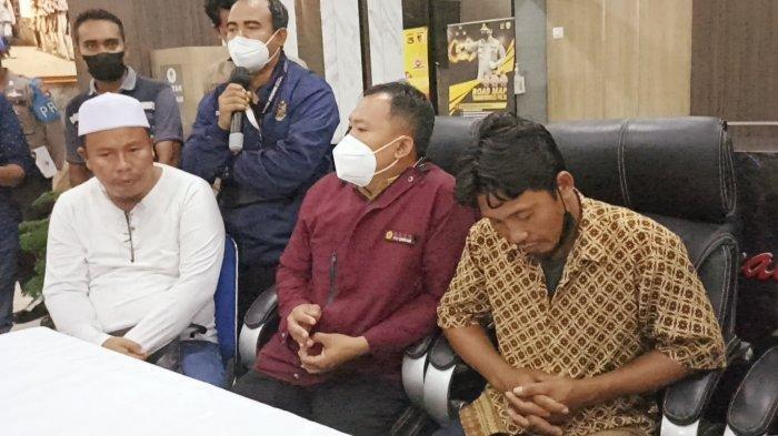 Amaq Sinta (menunduk) hadir di konferensi pers Polda NTB didampingi kuasa hukumnya dan kepala Desa Ganti Lombok Tengah, Sabtu (16/4/2022)