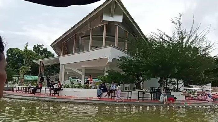 Kawasan wisata Buana Mega Wisata (BMW) di Kawasan Air Biat, Desa Air Putih, Kecamatan Muntok, Kabupaten Bangka Barat, Provinsi Kepulauan Bangka Belitung. Objek wisata keluarga ini dibangun di lahan bekas tambang timah.