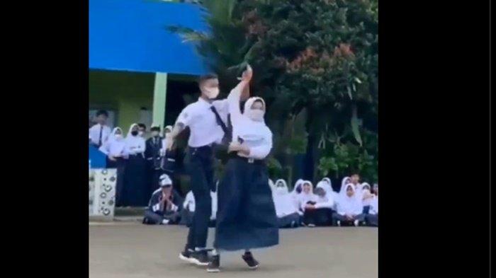 Tangkapan layar cuplikan video dua pelajar yang sedang berdansa dengan lihai di tengah lapangan viral di media sosial pada Kamis (5/1/2023).
