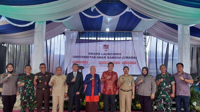 Simbolis Grand Launcing Universitas Anak Bangsa (UNABA) yang turut dimeriahkan dengan penandatangan SK dan penyerahan SK rektor, penyerahan cinderamata, pemotongan tumpeng, pelepasan balon, dan lainnya Selasa (24/1/2023) Kampus UNABA