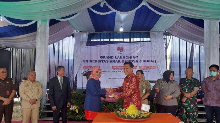 Simbolis Grand Launcing Universitas Anak Bangsa (UNABA) yang turut dimeriahkan dengan penandatangan SK dan penyerahan SK rektor, penyerahan cinderamata, pemotongan tumpeng, pelepasan balon, dan lainnya Selasa (24/1/2023) Kampus UNABA.