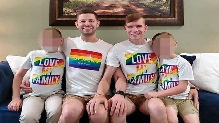 Pasangan gay William dan Zachary yang juga aktivis LGBT yang merudakpsa dua orang anak di bawah umur yang mereka adopsi