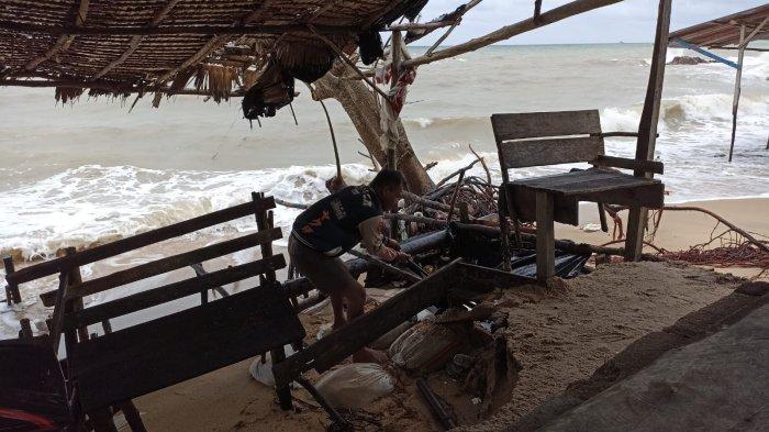 Bibir Pantai Asmara, Kelurahan Tanjung, Kecamatan Muntok, Kabupaten Bangka Barat, Provinsi Kepulauan Bangka Belitung, mengalami rusak dan jalan hampir putus, akibat diterjang ombak, Rabu (25/1/2023).