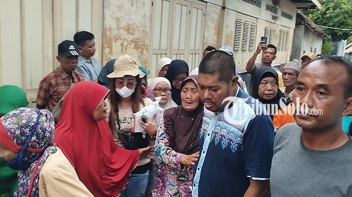 Agus Samadi Eko Lelono yang pergi dari rumah diantar pulang ke rumah di Dukuh Kauman, Desa Sidowayah, Kecamatan Polanharjo, Kabupaten Klaten, Rabu (25/1/2023). Dia kabur sejak kelas 2 SD hingga kini usianya 35 tahun.
