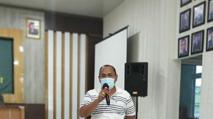 Kasi Pidum Kejari Bangka Barat, Jan Maswan Sinurat saat menjadi pembicara pada sosialisasi menggunakan media sosial dengan etika yang baik dan bijak kepada seluruh pegawai Kejari Bangka Barat