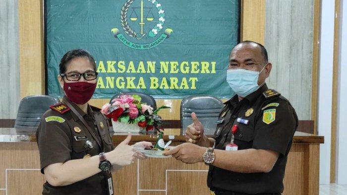 Kajari Bangka Barat, Helena Octovianne menyerahkan potongan tumpeng ke Kepala Seksi Tindak Pidana Umum Kejaksaan Negeri Bangka Barat Jan Maswan Sinurat, S.H. selaku Ketua PJI Kejaksaan Negeri Bangka Barat.