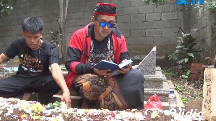 Teddy baca Yasin di makam Lina