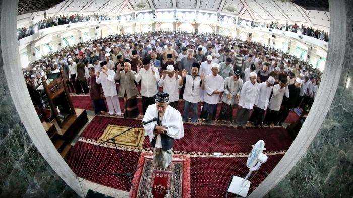 Sholat Jumat di Masjid Al Markaz Al Islami Jenderal M Jusuf, Makassar, Sulsel, Jumat (25/9/2015).