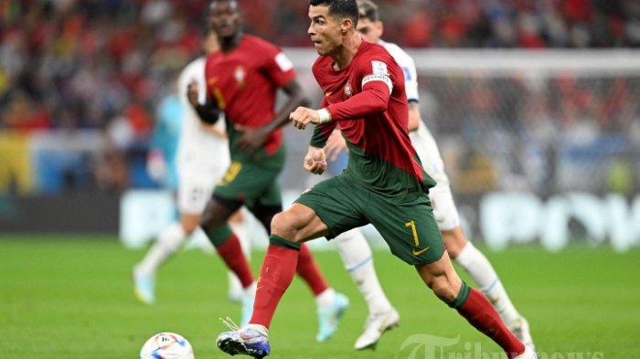 Penyerang Portugal Cristiano Ronaldo menggiring bola hendak mencetak gol ke gawang Uruguay dalam pertandingan Grup H, Piala Dunia 2022 yang digelar di Stadion Lusail di Lusail, utara Doha. Selasa (29/11/2022)