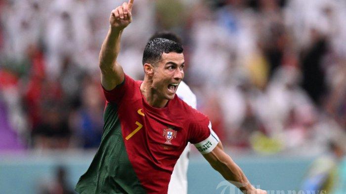 Penyerang Portugal Cristiano Ronaldo melakukan selebrasi mencetak satu gol ke gawang Uruguay dalam pertandingan sepak bola Grup H Piala Dunia 2022 Qatar antara Portugal dan Uruguay di Stadion Lusail di Lusail, utara Doha. Selasa (28/11/2022)