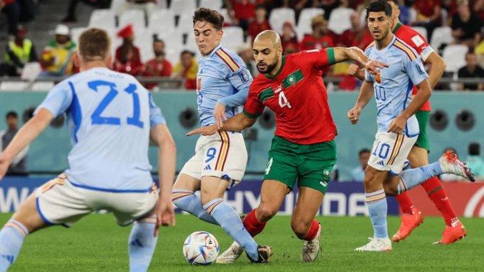 Gelandang Maroko, Sofyan Amrabat berebut bola dengan pemain Spanyol, Gavi di pertandingan 16 besar Piala Dunia 2022, Qatar antara Maroko vs Spanyol, Selasa (6/12/2022).