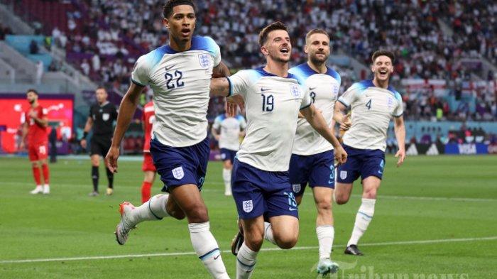 Gelandang Inggris Jude Bellingham (kiri) melakukan selebrasi setelah mencetak gol pertama untuk Inggris saat melawan Iran di pertandingan sepak bola Grup B Piala Dunia Qatar 2022 di Stadion Internasional Khalifa di Doha. Senin (21/11/2022) yang hasil akhirnya Inggris menang 6-1 atas Iran.