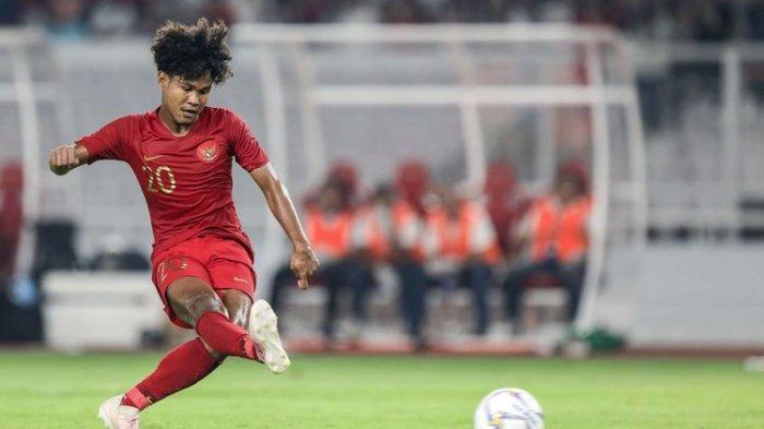 Pemain timnas Indonesia U-19, Bagus Alfikri menendang dari titik penalti saat melawan timnas Korea Utara U-19 pada laga babak kualifikasi grup K Piala Asia U-19 2020 di Stadion Gelora Bung Karno, Senayan, Jakarta, Minggu (10/11/2019). Timnas U-19 Indonesia sukses mengunci satu tiket ke putaran final Piala Asia U-19 2020. Timnas Indonesia dan Korea Utara mengakhiri laga dengan skor 1-1.