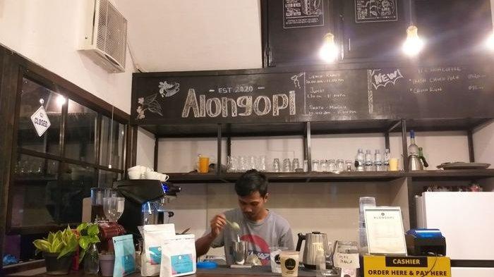 Suasana Alongopi saat malam hari