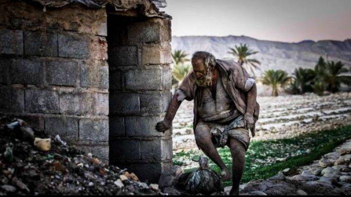Amou Haji di Iran masih belum mau mandi setelah 70 tahun. Kondisinya saat ini lumayan sehat, walau kulitnya tebal penuh debu dan penyakit kulit.
