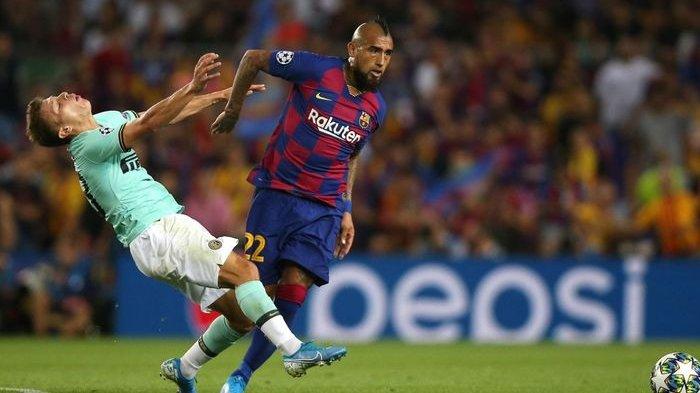 Momen gelandang Barcelona, Arturo Vidal, berduel dengan pemain Inter Milan, Nicolo Barella, pada ajang Liga Champions 2019-2020.