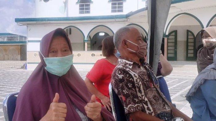 Aswati (81) penerima vaksin di masjid Jamik kota Pangkalpinang.