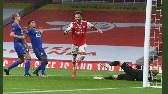 Pemain Arsenal Pierre-Emerick Aubameyang merayakan golnya ke gawang Leicester City.