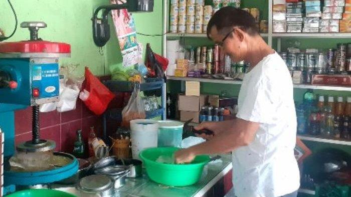 Ako Awong saat sedang meracik es campur