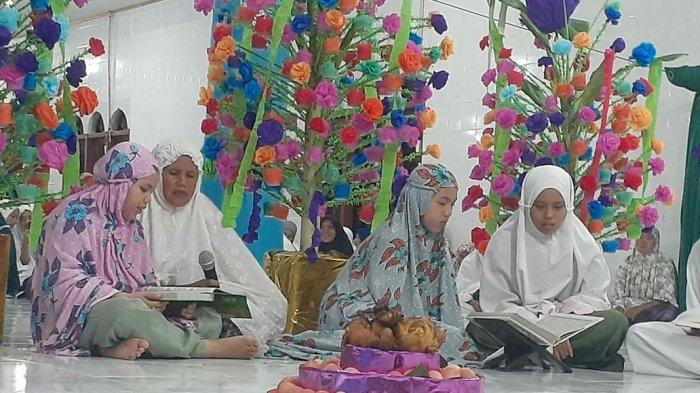 Kegiatan khataman Al-Quran desa Simpang Yul di malam 27 Ramadhan 1442 Hijriyah