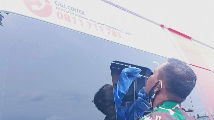 Kasdim 0431/BB Mayor Inf Guru Singa mengikuti tes swab dari mobil PCR milik Pemkab Bangka Barat, Senin siang.