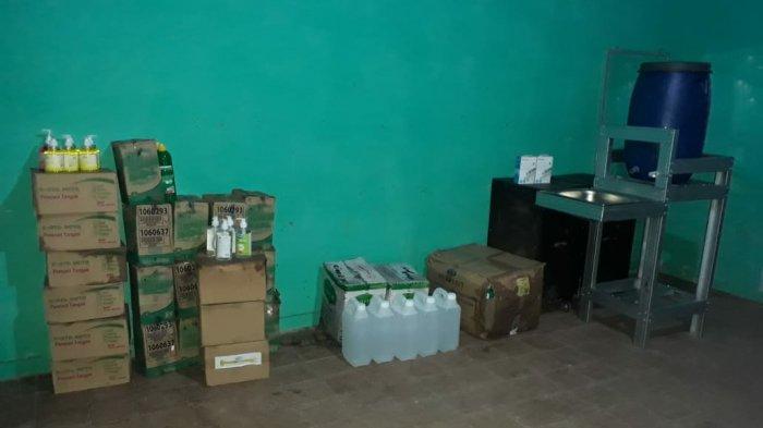 Barang-barang bantuan pencegahan Covid-19 untuk sekolah-sekolah.