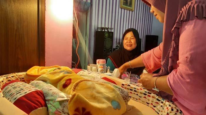 Suasana di rumah Andi Anggota DPRD Kota Pangkalpinang, menemukan bayi di depan rumah, Kamis (11/2/2021) pagi.