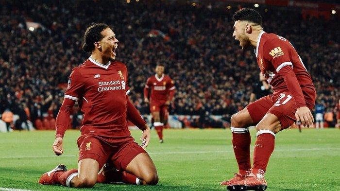 Bek anyar Liverpool, Virgil van Dijk (kiri) merayakan golnya ke gawang Everton bersama rekannya, Alex Oxlade-Chamberlain pada laga derbi Merseyside di babak ketiga Piala FA, di Stadion Anfield, Sabtu (6/1/2018) dini hari WIB.