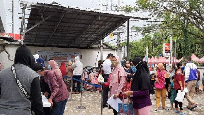 Puluhan warga terlihat mengantre memenuhi halaman Kantor BRI Cabang Pangkalpinang untuk mengambil BPUM atau BLT UMKM, Senin (21/12/2020).