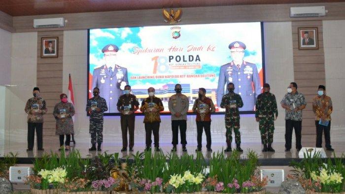 Kapolda Kepulauan Bangka Belitung, Irjen Pol Drs. Anang Syarif Hidayat memberikan secara simbolis bukunya kepada unsur FORKOPIMDA Provinsi Bangka Belitung dan tamu undangan.