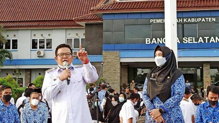 Bupati Bangka Selatan, Riza Herdavid (baju putih).