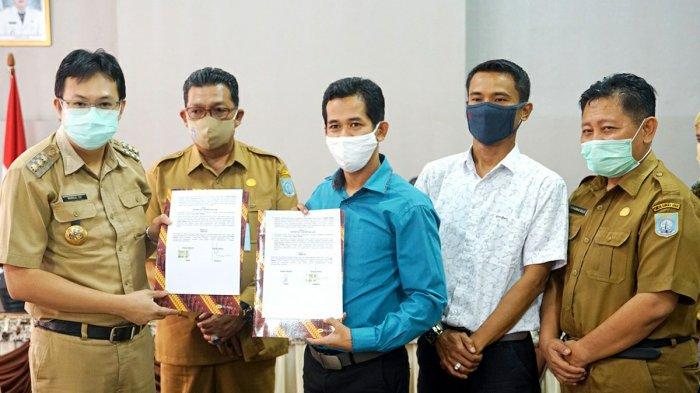 Ketua Tim Gugus Tugas Percepatan Penanganan Covid-19 Bangka Barat Markus didampingi Pj Sekda Hartono, Asisten Pemerintahan dan Sosial M Soleh dan Ketua KPUD Pardi bersama staf usai meneken MoU
